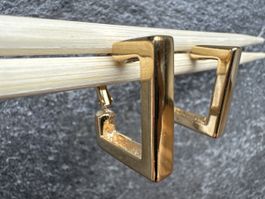 Goldene Ohrringe im geometrischen Design