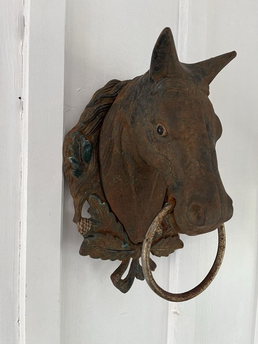 Statuette: Pferdekopf mit Ring aus Gusseisen  – Usato da Wetzikon ZH venduto da seli03