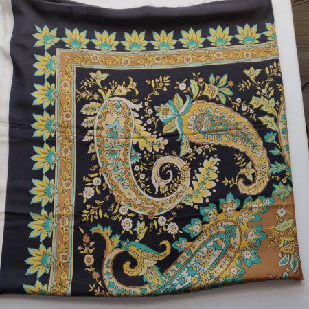 Italienisches Designer Foulard Seide 100% 1.39x1.35m Panel