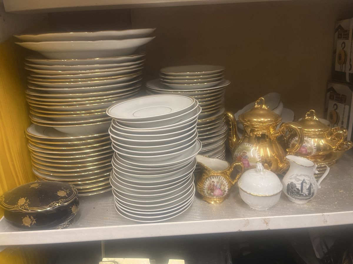 Set di piatti: Lot de vaisselle usager  – Usato da Onnens FR venduto da Daniel333