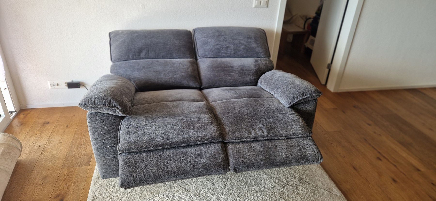 Sofas: 2er-Sofa Loris Stoff Grau, mit Relaxfunktion – Gebraucht aus Rothenburg von maverikmk2 2