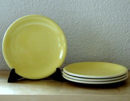 4 assiettes plates vintages jaunes, porcelaine style Rössler