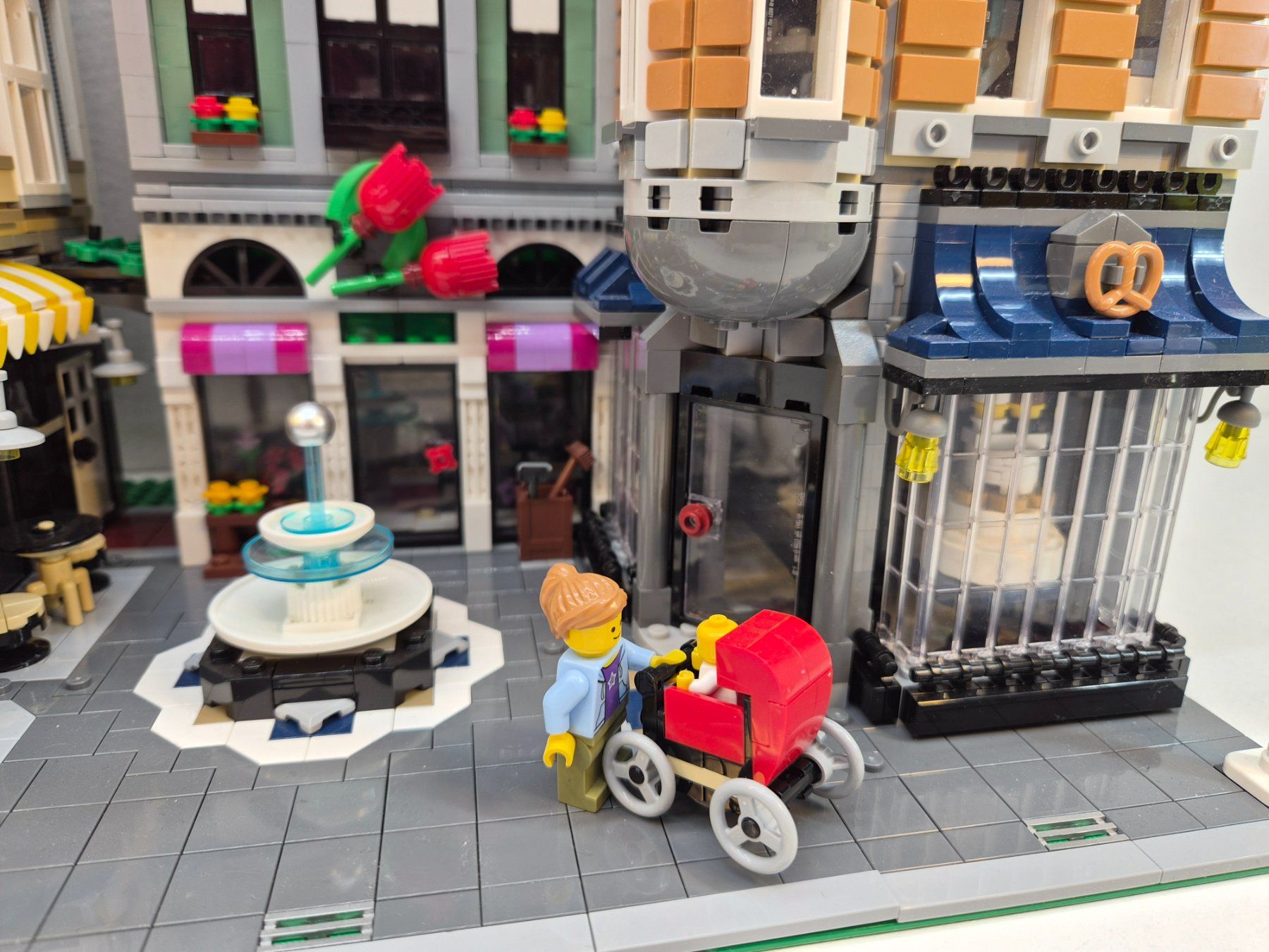 Lego Spielzeuge: Lego Creator Expert,Modular Buildings, Assembly Square,10255 – Gebraucht aus Wauwil von SoLeWa 1