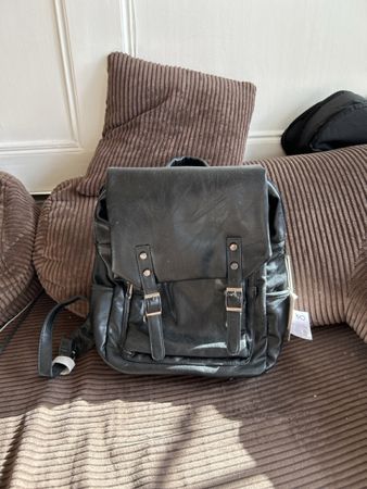 Rucksack schwarz aus Kunstleder in neuwertigem Zustand