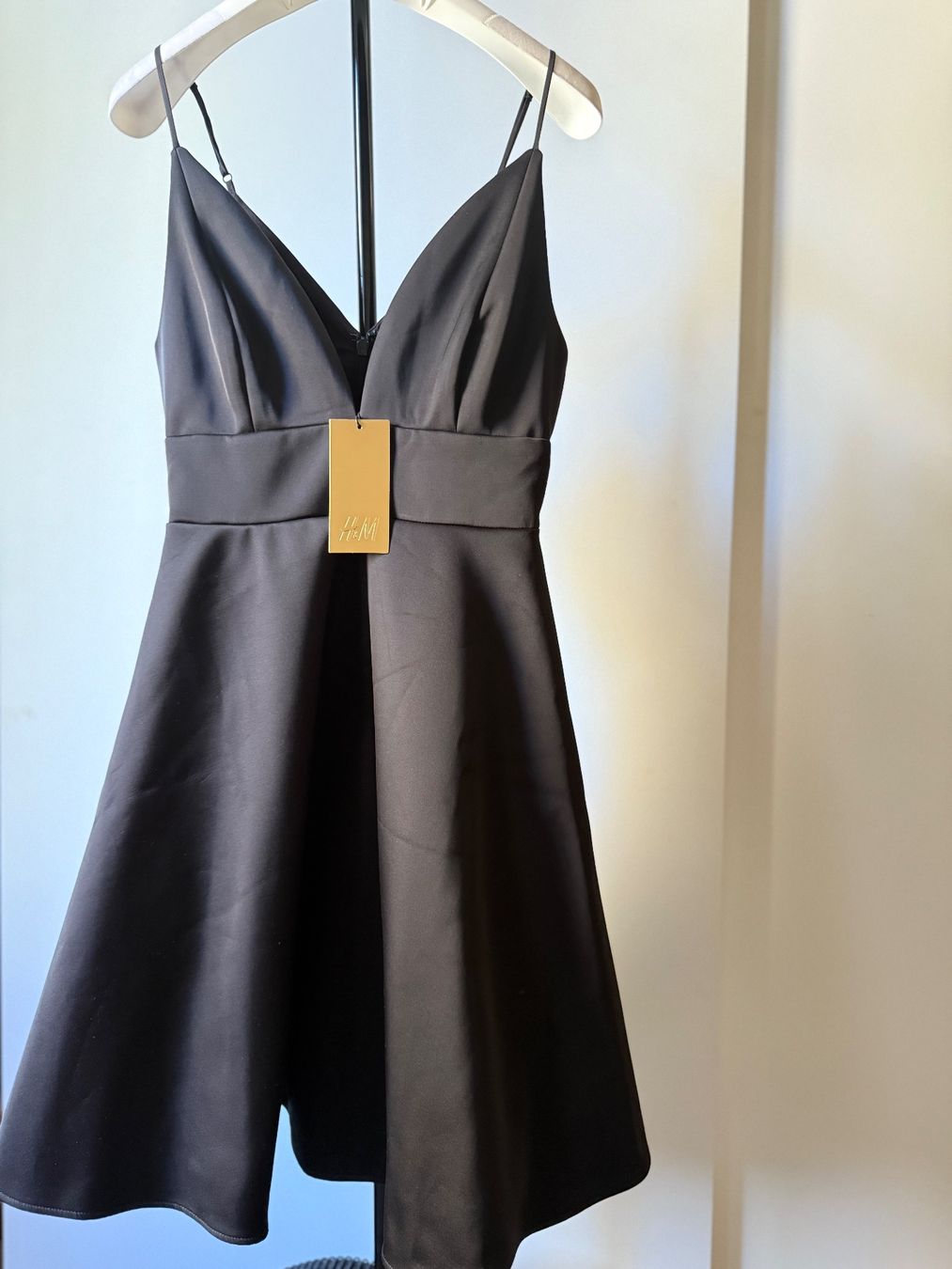 H&M Vestiti: Neues, elegantes, schwarzes Kleid, Grösse 32 – Nuovo (secondo la descrizione) da Zürich venduto da georgianpeach