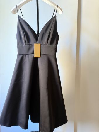 Neues, elegantes, schwarzes Kleid, Grösse 32