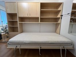 Schrankbett mit Bücherregal, Schubladen und Kästchen