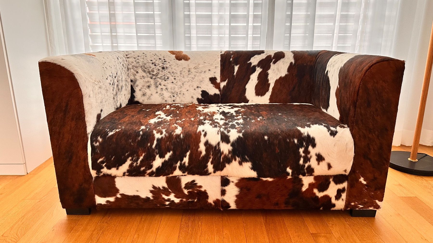 Pfister Sofas: Kuhfell-Sofa (2-plätzig) – Gebraucht aus Oftringen von patrick.kurt