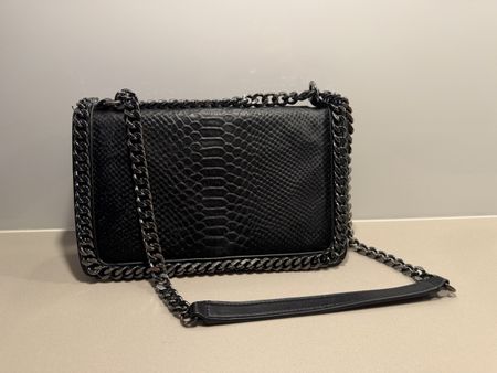Schwarze Handtasche Zara, Kunstfell und Kette 