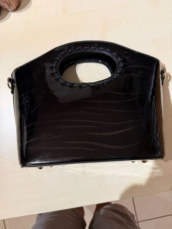 Sac à main noir verni avec bandoulière état occasion