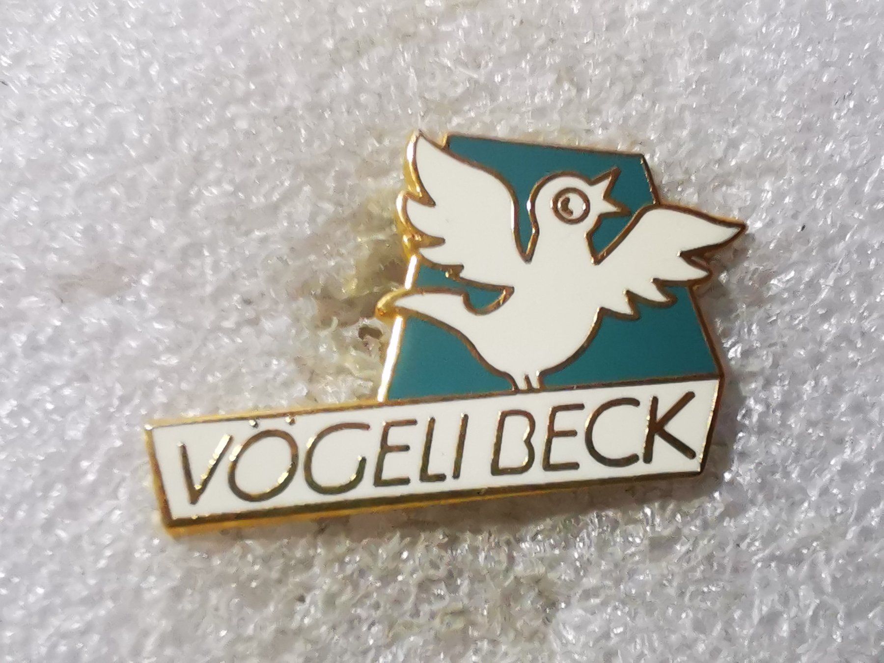 Plaketten & Abzeichen: Ansteckpin 118: Vögeli Beck – Gebraucht aus Oppligen von Pin-Fall-Shop