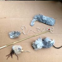 Eine Reihe von Katzenspielzeug aus natürlicher Kaninchenhaut