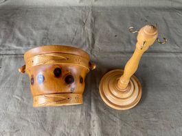 Schöner Fahreimer und gedrechselter Melkstuhl