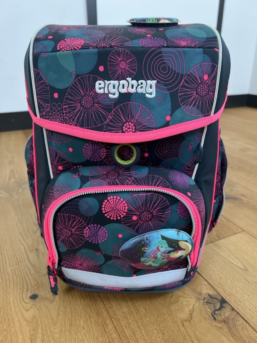 Ergobag Borse & Zaini: ergobag Schulranzen Set mit Etuis dunkelblau pink Blumen – Usato da Aeugst am Albis venduto da Bsaeub 2