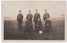 Soldaten nach Schiessübung, Ort unbekannt, um 1910