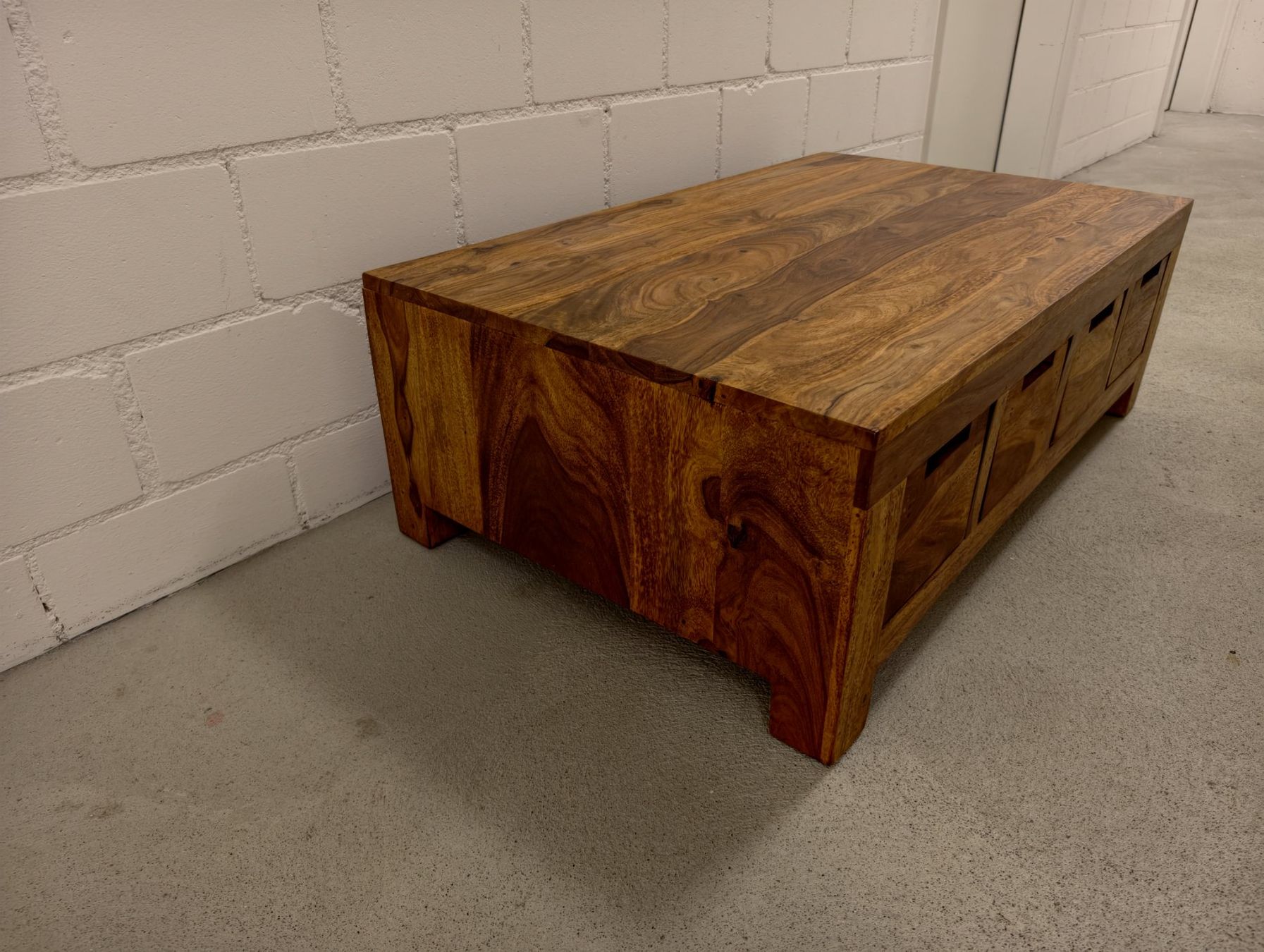Mobili TV: TV- oder Couchtisch aus Massivholz – Usato da Meilen venduto da ron_6mwb 1