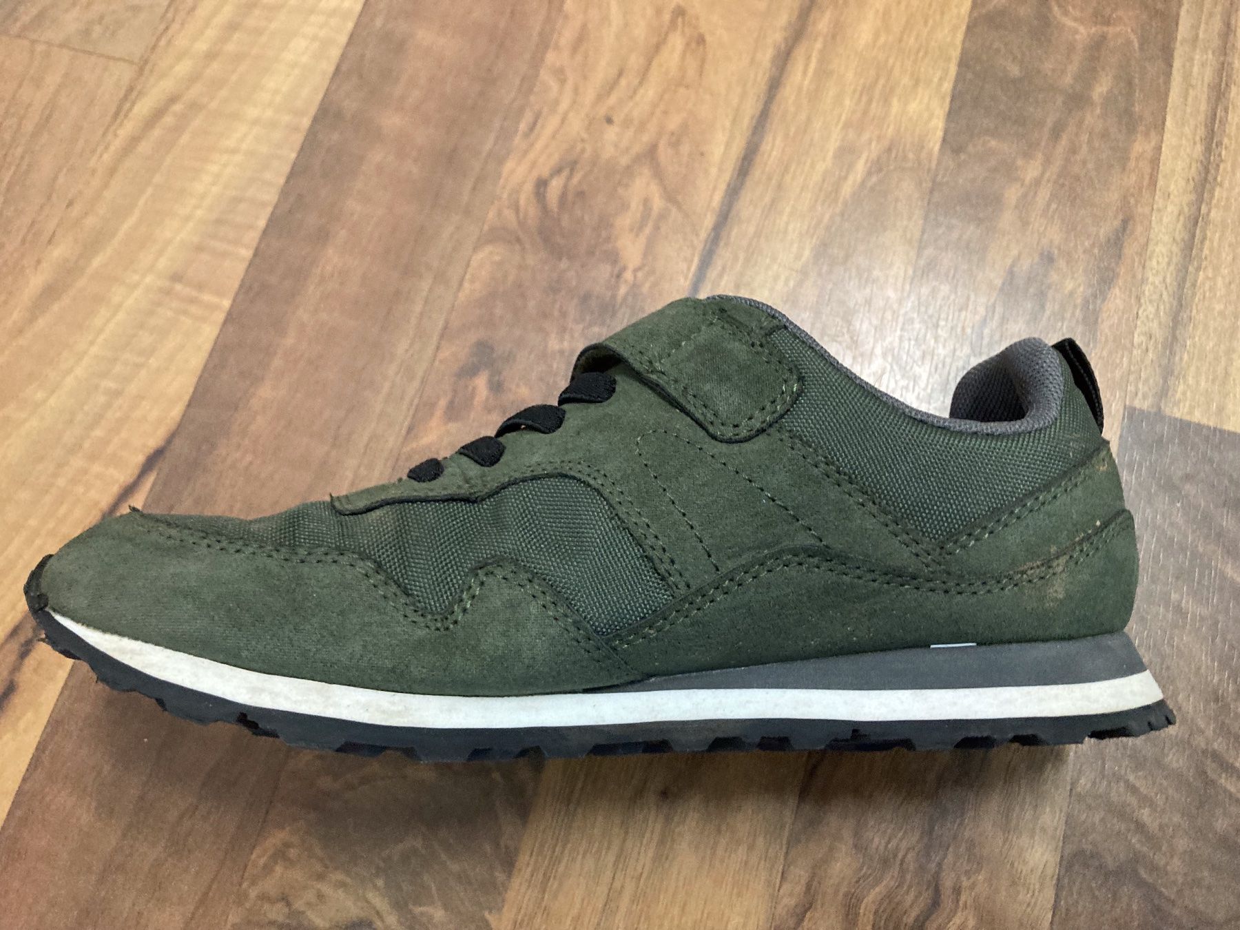 Chaussures garçon: Freizeitschuhe oliv-grün Gr. 35 Knaben – D'occasion à Schötz par Jekyll666 2