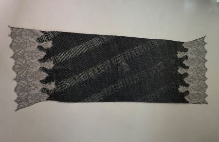 plissierter VALENTINO Schal aus Woll-Kaschmir-Seiden-Mix 🖤