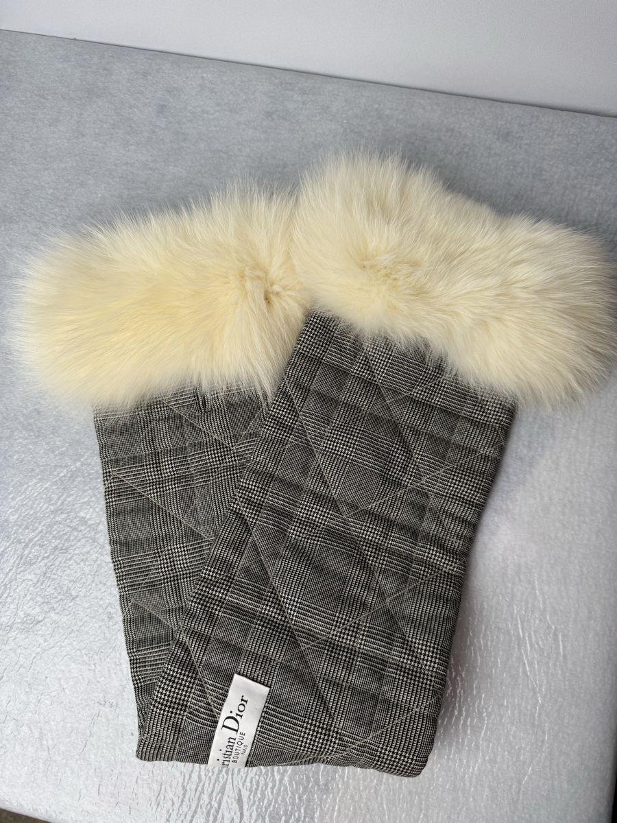 Dior Foulard & Sciarpe: Originl Christian Dior shawl with white fox fur – Nuovo (secondo la descrizione) da Baden venduto da T_threads_Archive 3