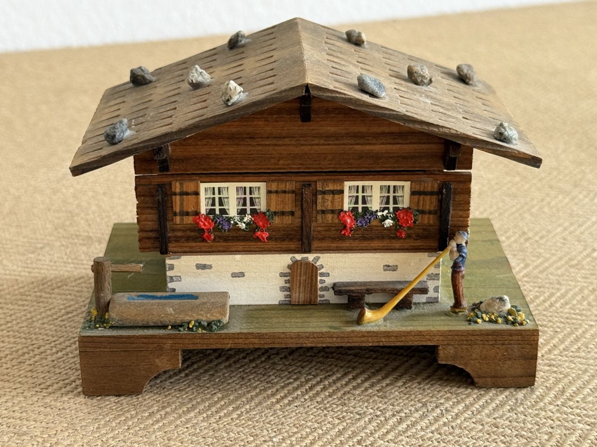 Carillon: Rustikales Chalet mit Musikdose Spieldose CUENDET Hey Jude  – Usato da Konolfingen venduto da petzipetz