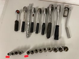lot de cliquets et douilles 1/4 -1/2