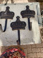 3 dekorative Wandhaken aus Guss bronziert in Kronenform