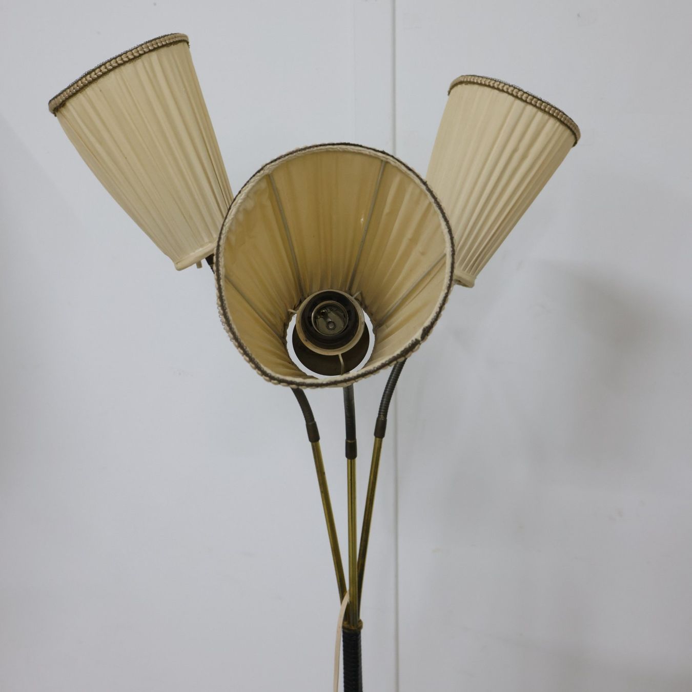 Lampade: Dreiflammige Vintage-Stehlampe – Usato da Volketswil venduto da brockipfannenstil 2