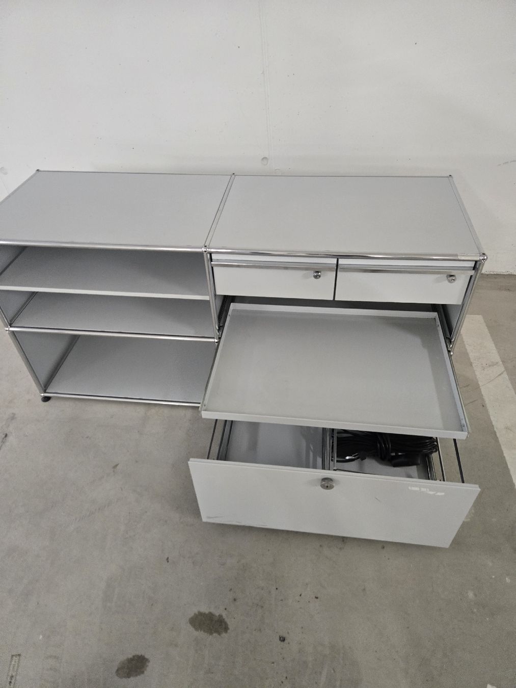 USM Commodes: Vitra USM Haller Sideboard  mit Schubladen – D'occasion à Basel par Moebeloutlet1 1