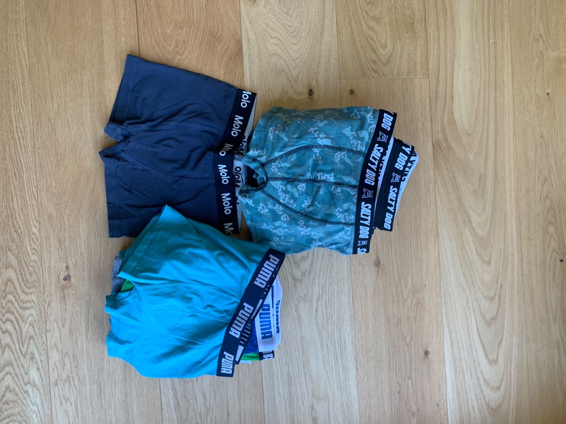Lotti & Set di vestiti: Coole kurze Hosen, Pullover und Unterhosen – Usato da St. Gallen venduto da tst_7f6d 3