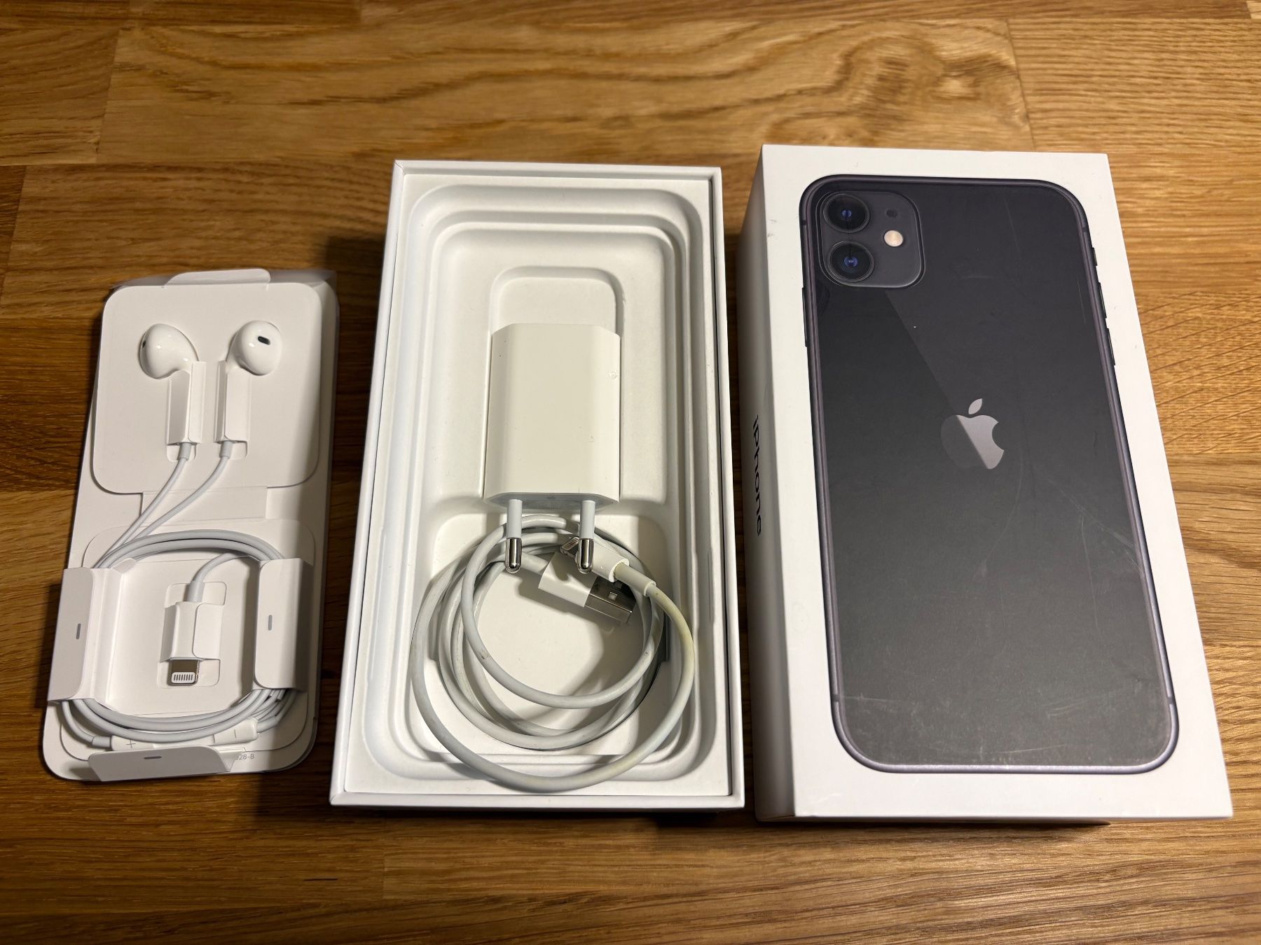 Apple Handys / Smartphones: Apple iPhone 11 schwarz mit Originalverpackung – Gebraucht aus Heerbrugg von anna555 2