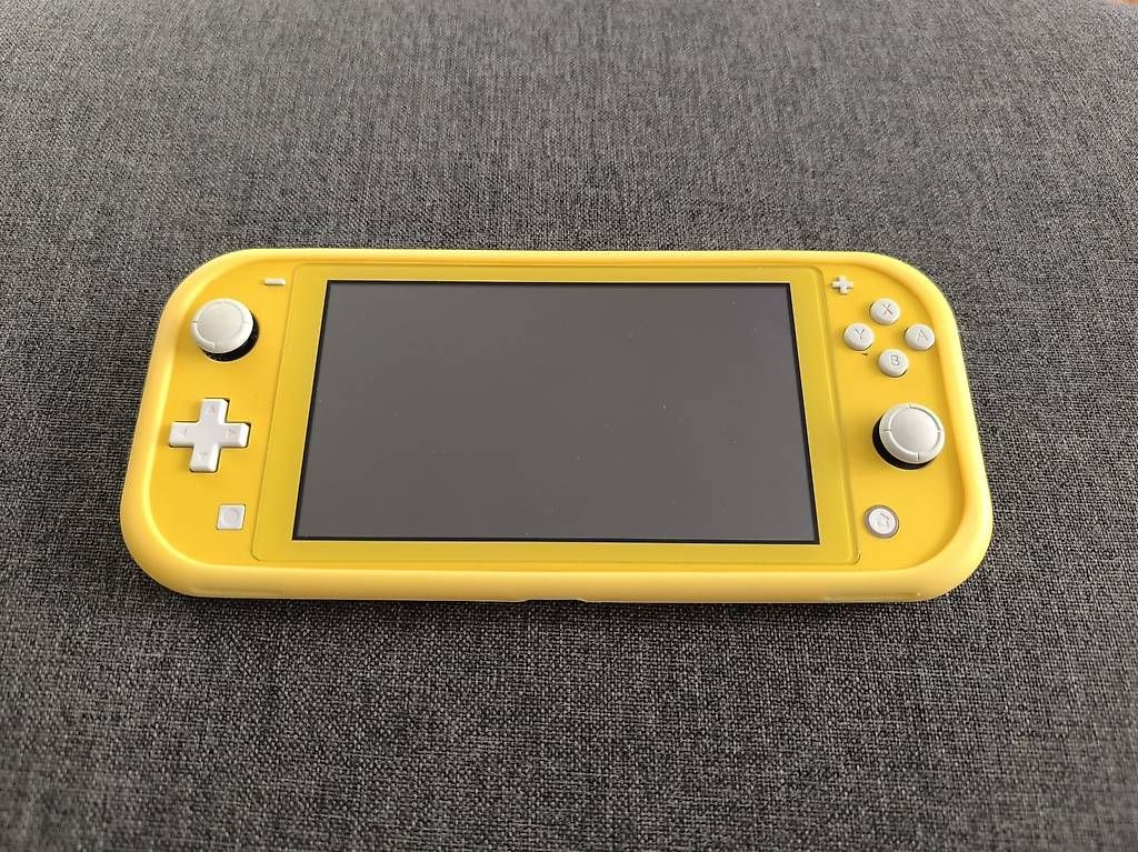 Console: Console Nintendo Switch Lite jaune avec étui et chargeur – Usato da Lausanne venduto da Sturz_88 3