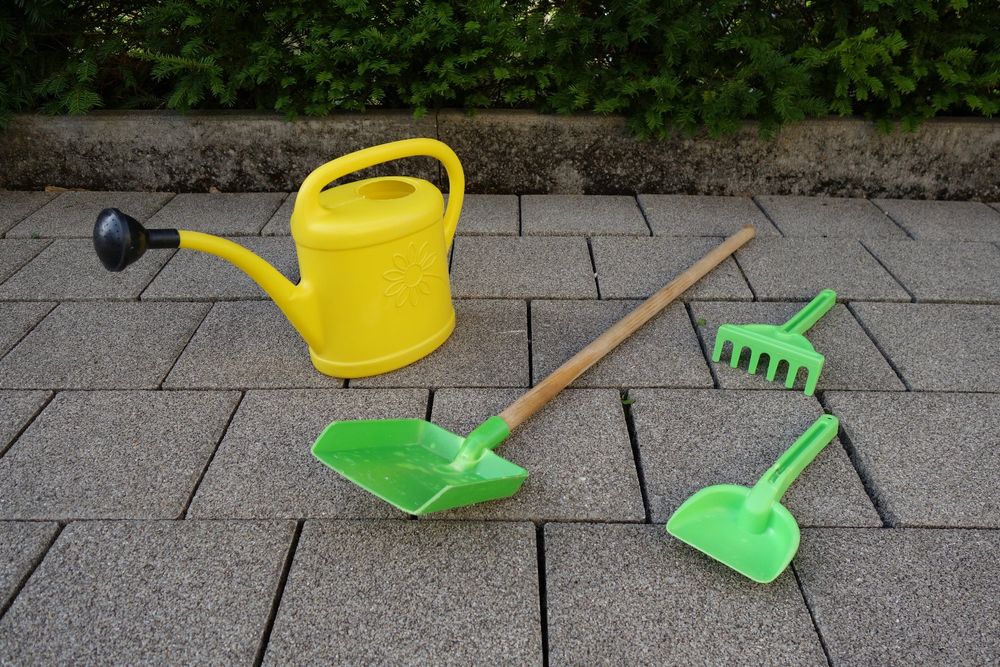 Schaufel, Rechen, Giesskanne für Kinder, Sand oder Garten Kaufen auf