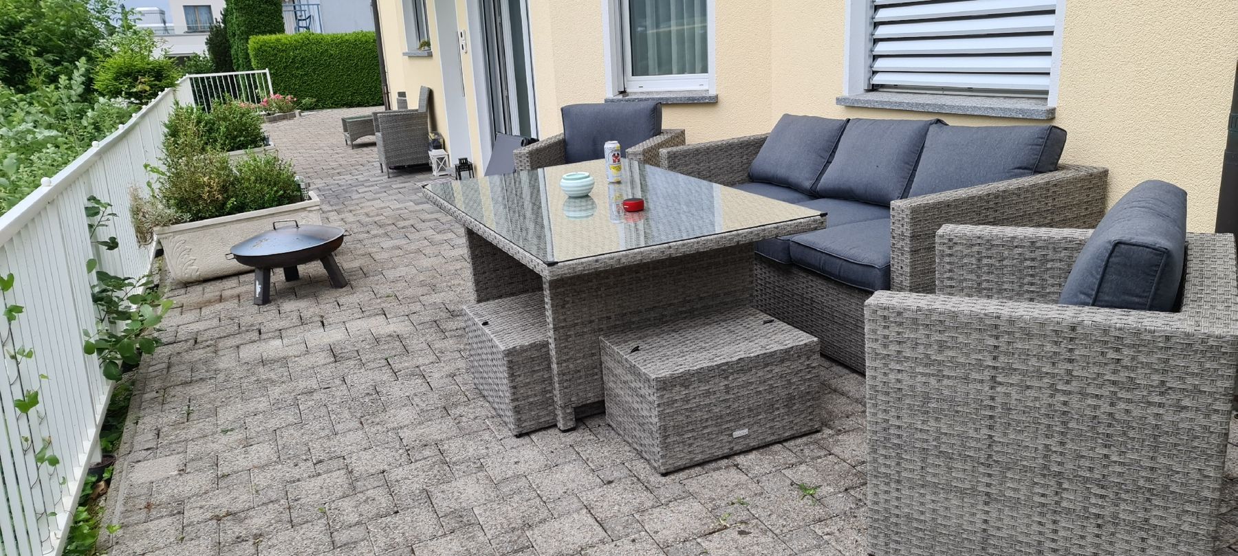 Set de table et chaises: Garten/Terassenlounge mit Esstisch – D'occasion à Henau par jen_x5q7 2