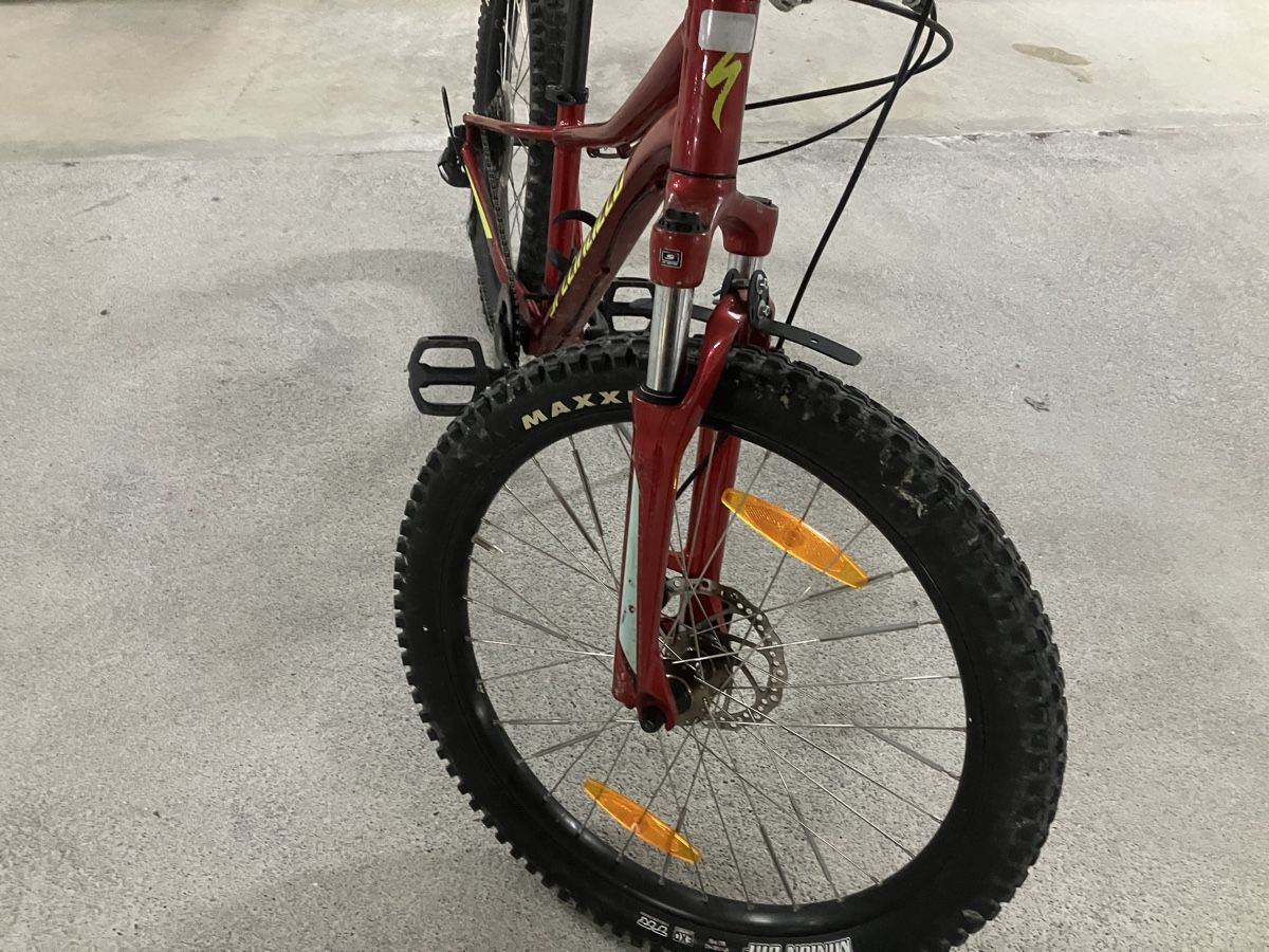Specialized Vélos: Kinderfahrrad Specialized 24 Zoll – Défectueux à Spiez par Aubes 7