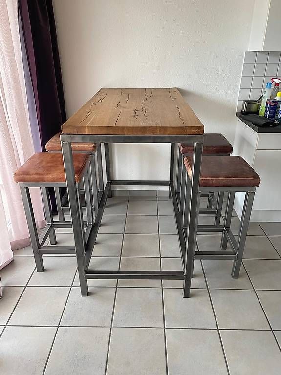 Set di tavolo e panche: Hochtisch mit 4 Hocker – Nuovo (secondo la descrizione) da Triesen venduto da Chevalley