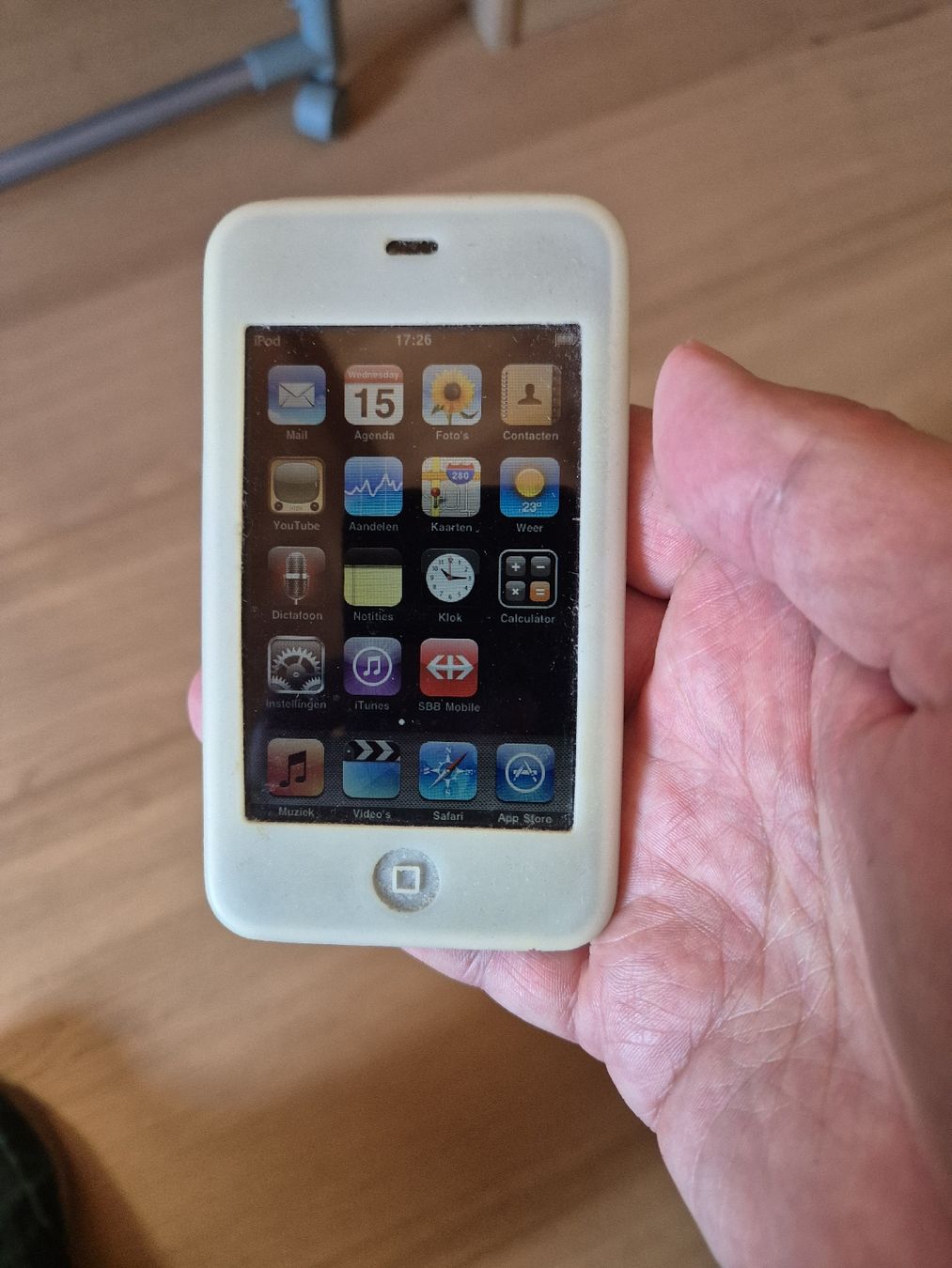 Apple Tragbarer Mediaplayer: iPod Touch 4. Generation 8GB gebraucht mit Hülle – Gebraucht aus Grandval von JeroenK