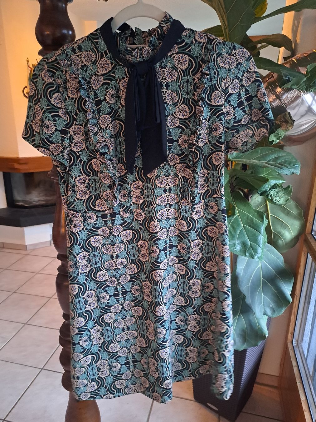 Hallhuber Vestiti: Hallhuber Kleid mit Blumenmuster, Grösse 36 – Usato da Näfels venduto da Featherfashion