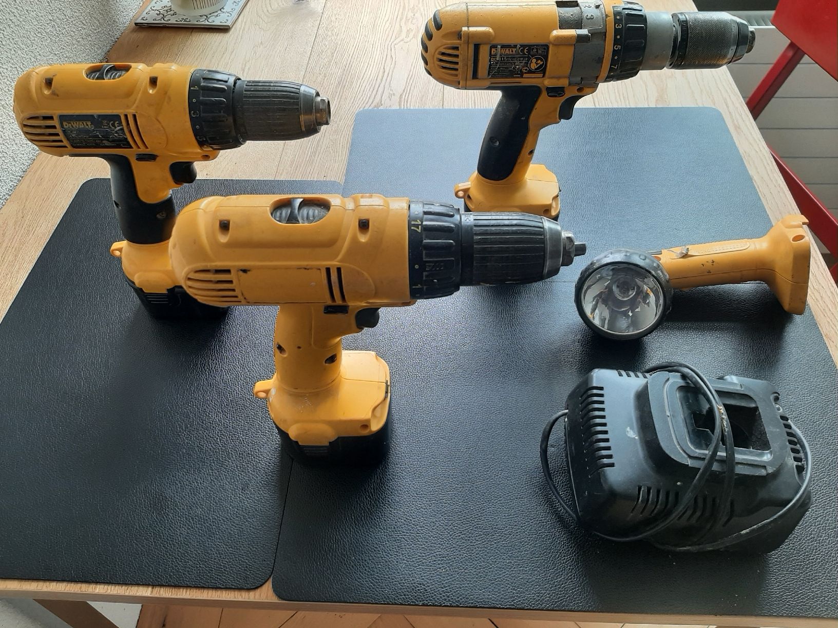 Dewalt Trapani: Akkuschrauber Dewalt Bohrmaschine Ladegerät – Usato da St Gallen venduto da keller020