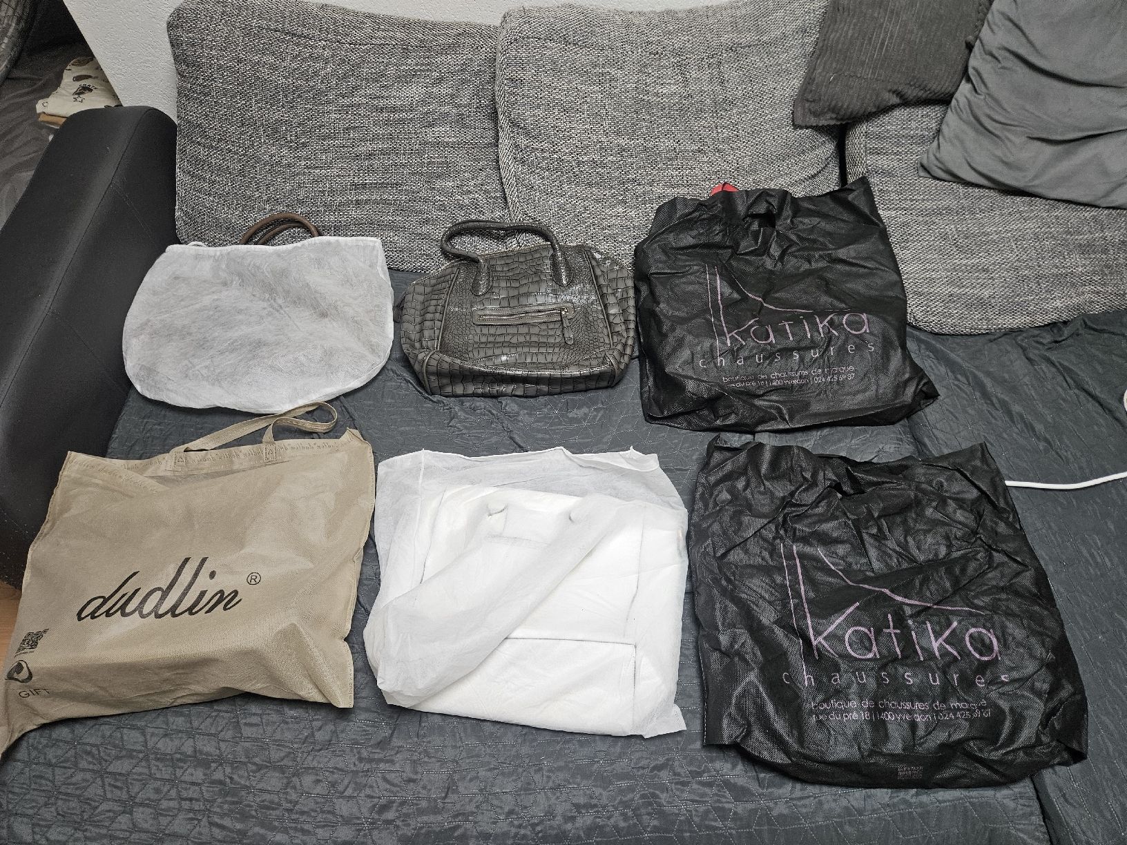 Taschen für Damen: Lots de sacs à main de marques diverses  – Neu und originalverpackt aus Payerne von rok_rd8m 4