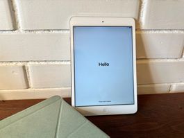 iPad mini 2 Wi—Fi 16 Go argent, étui et clavier Logitech