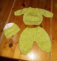 handgestrickte Puppenkleider  - Hose Oberteil und Kappe