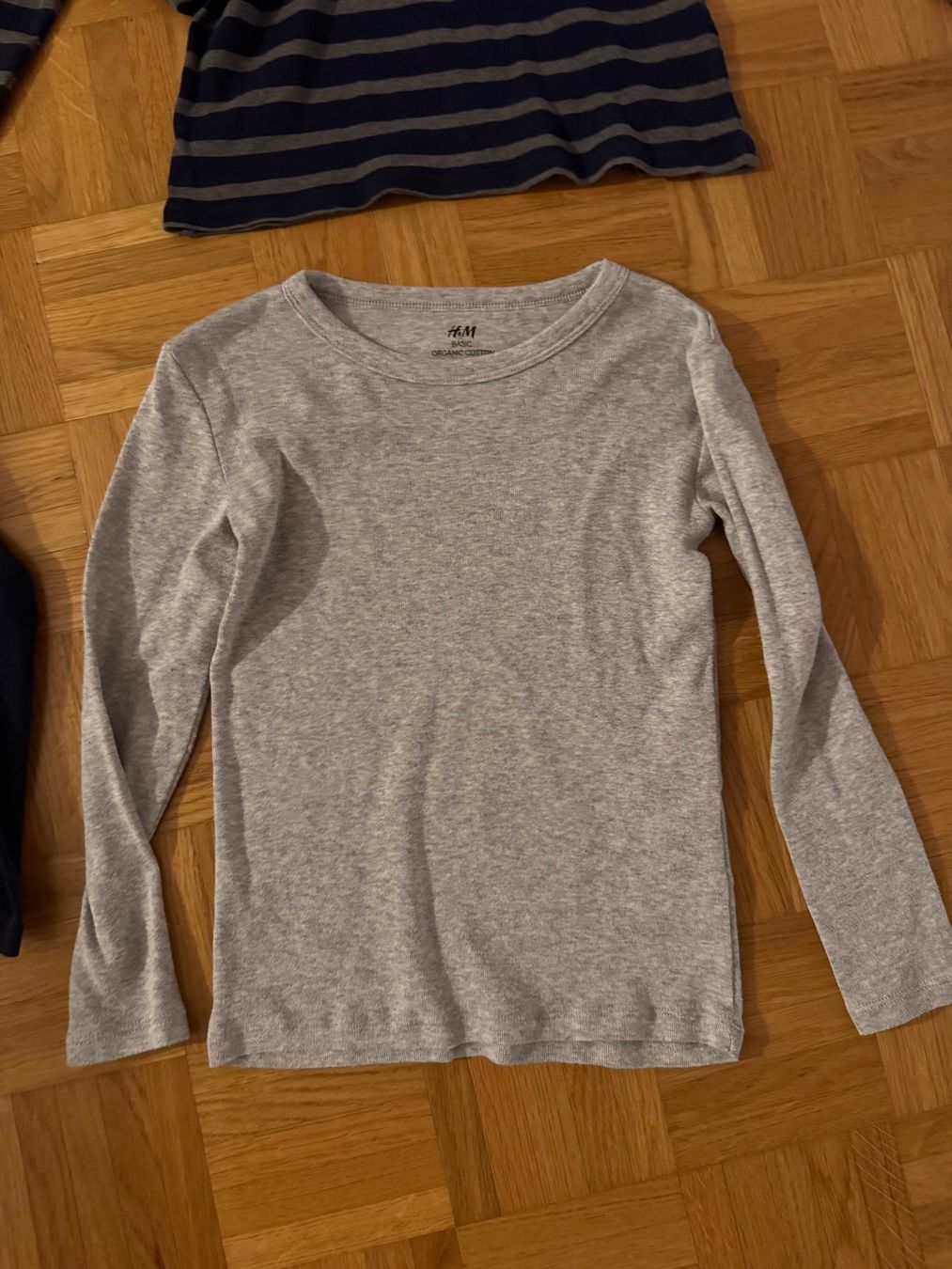 Hemden, T-Shirts & Polos: Kinder T-Shirts Langarm Grösse 110/116 – Gebraucht aus Zürich von zd_1965 4
