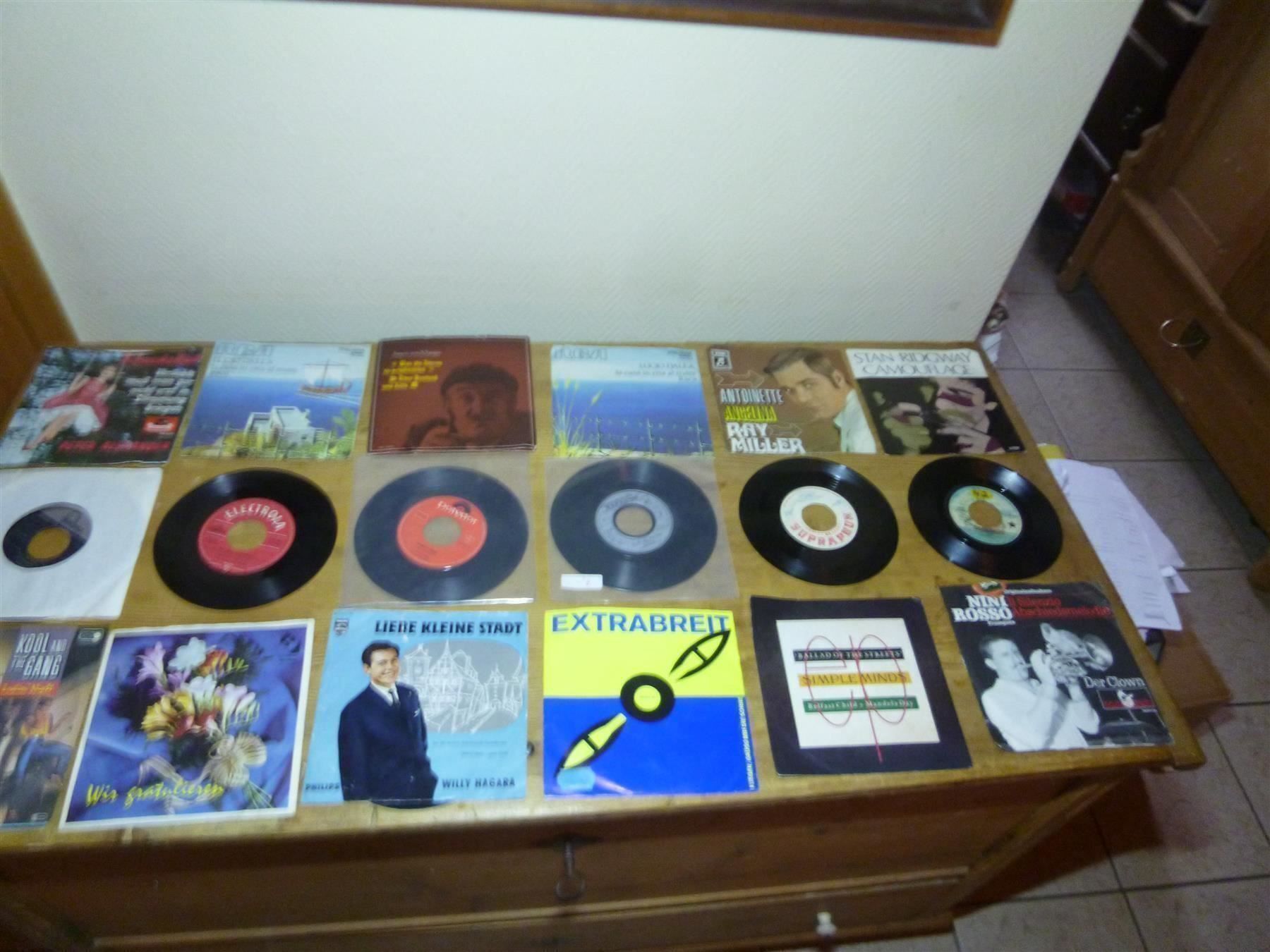 Dischi in vinile: Vinyl 18 Single Lucio Dalla Peter Alexander MU Elfon John – Nuovo e nell'imballaggio originale da Luzern venduto da vinyl24