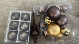 Braune und goldene Kugeln für den Weihnachtsbaum