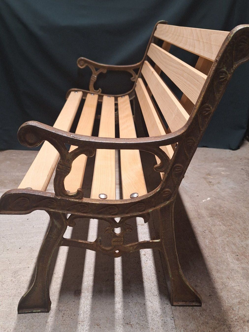 Panchine: hübsche , stabile Kinder-Bank Metall /Holz – Usato da Arlesheim venduto da shopradl 1