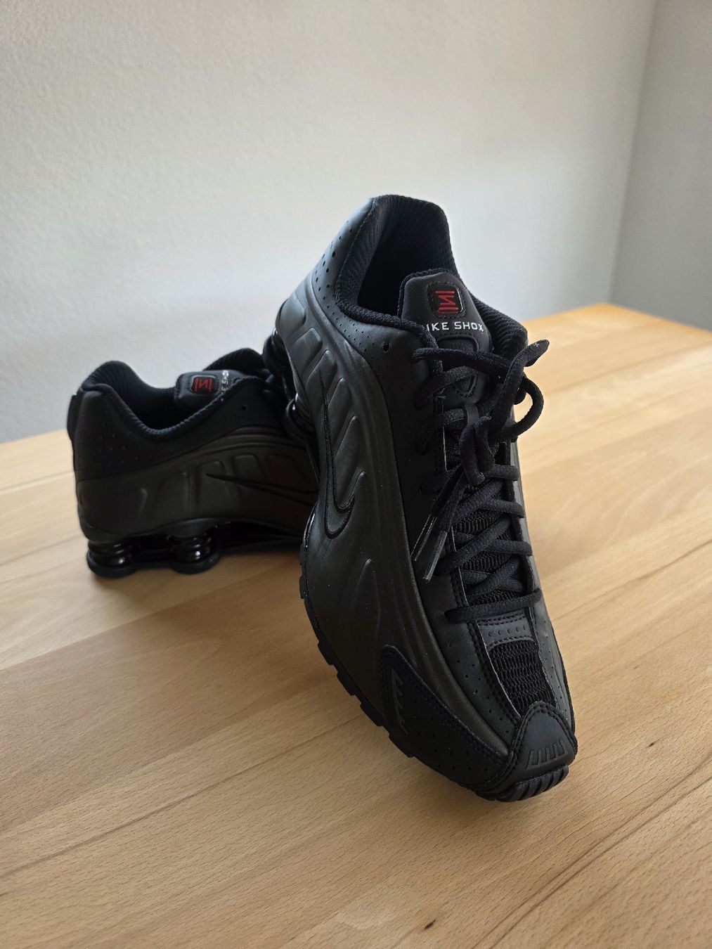 Scarpe da uomo: Superbe Nike Shox black  R4 – Nuovo e nell'imballaggio originale da Corpataux venduto da kaiken