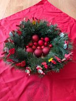 Weihnachtlicher Adventskranz mit Deko, Teller & Tischdecke
