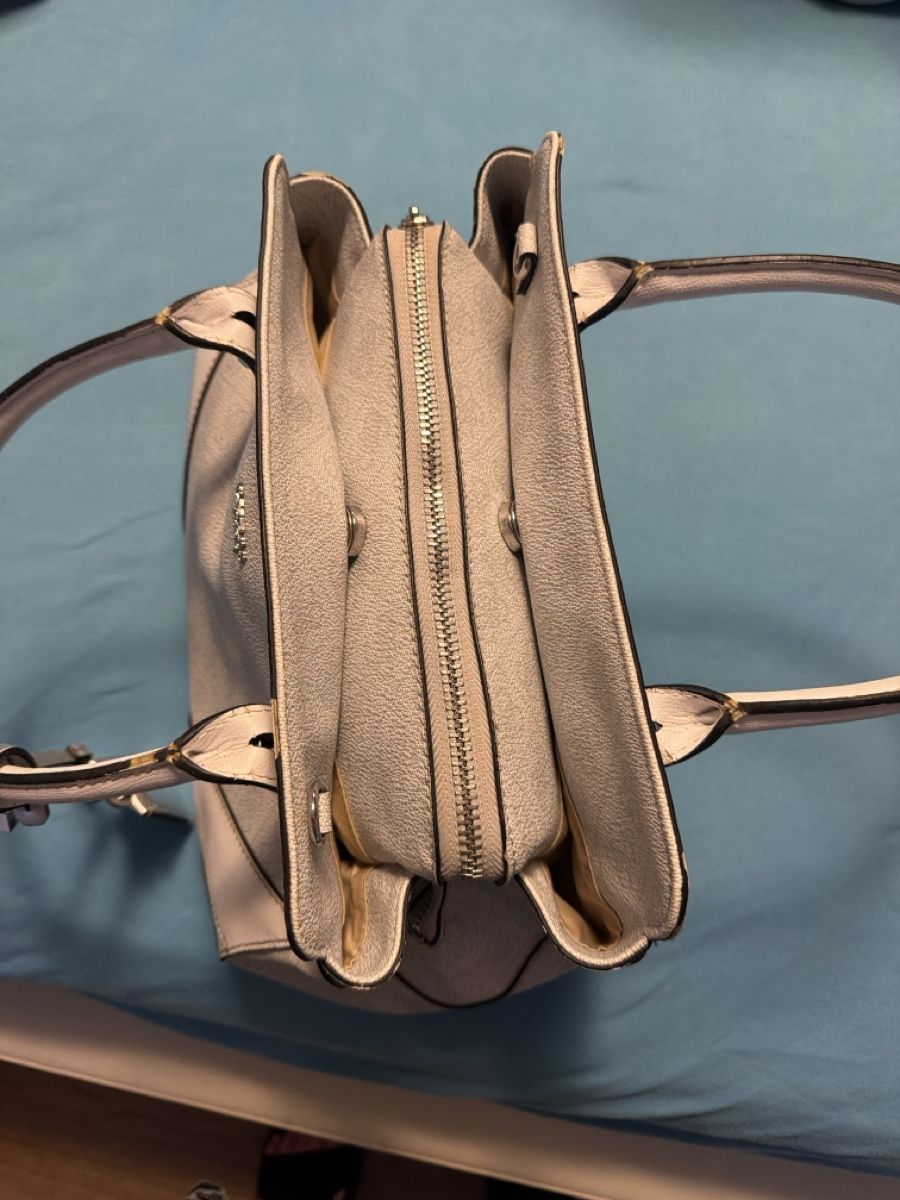 Guess Borse da donna: Guess Handtasche, hellgrau-silber, Top Zustand! – Usato da Triesen venduto da Kleki 5