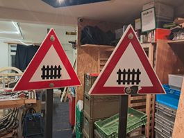 Ständer mit Schild - Bahnübergang  massiv aus Metall