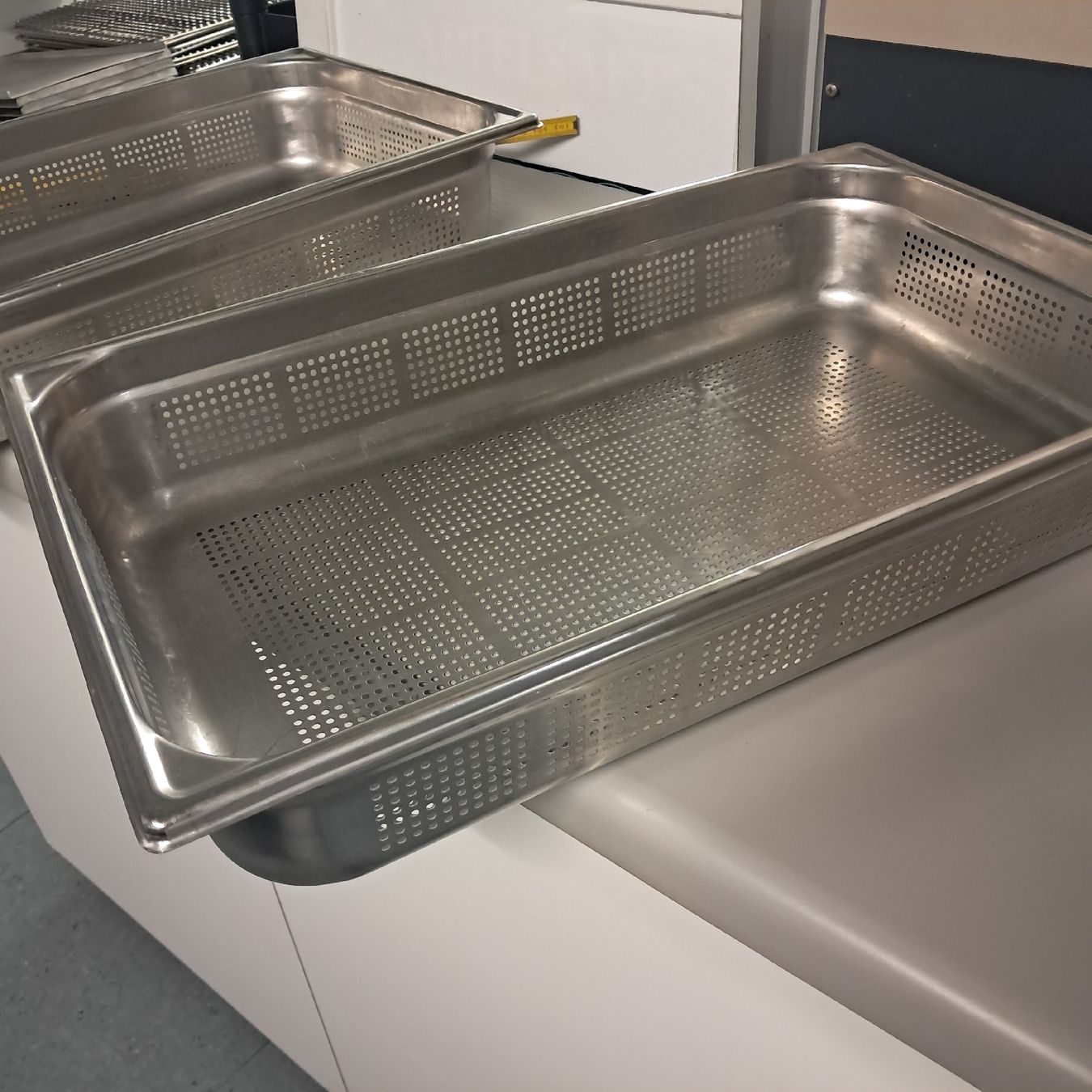 Küchengeräte: GN Lochgitter 1/1 – Gebraucht aus Brüttisellen von fludi82